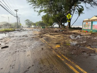 Crews working to clear Maui roads after flooding from Lowell